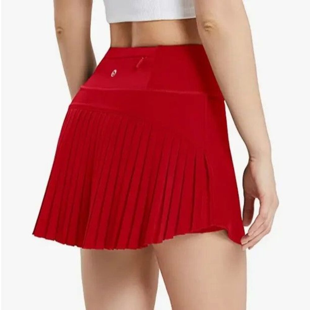 Baleaf Faded Red Flowy Mini Tennis Skort with Pleats / Women's Medium